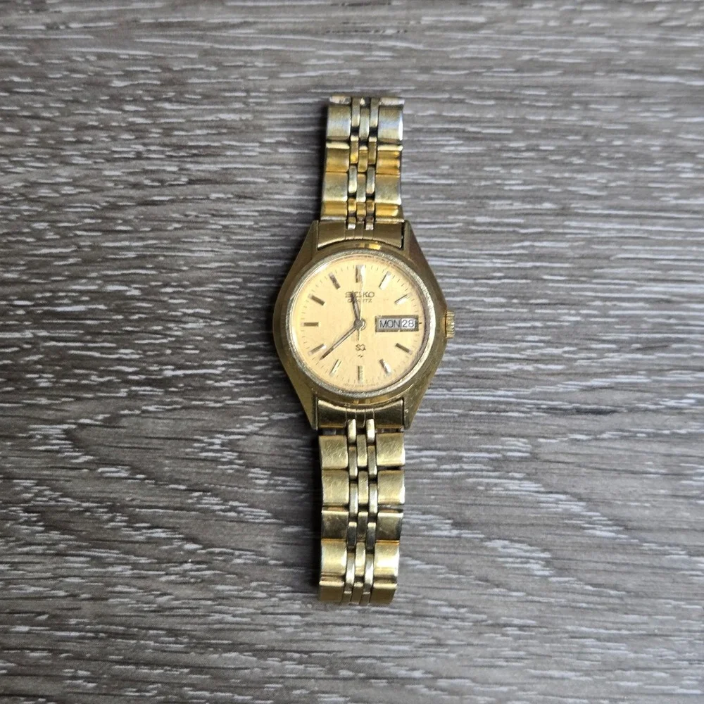 Vintage Seiko Quartz Women Gold Tone Watch Day Date Champagne Dial SQ Japan 2428